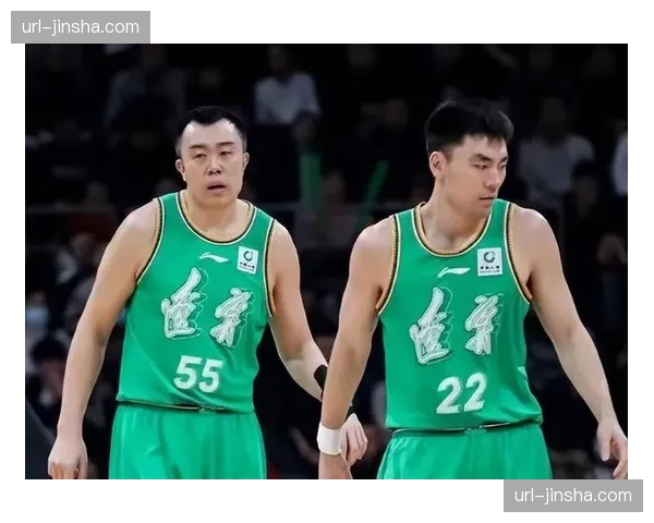 终场哨响,韩德君与李晓旭紧紧相拥,老将眼眶湿润 终场哨响,韩德君与李晓旭紧紧相拥,老将眼眶湿润